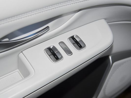2025 Xpeng G9 รถยนต์ SUV ไฟฟ้าครบถ้วน ขนาดแบตเตอรี่ 93.1kWh ความจุ 423kW แรงมอเตอร์สูงสุด 680km ระยะทางยาวและชาร์จเร็วด้วยหลังคาแดด